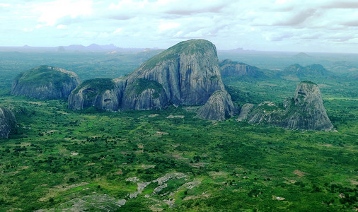 莫桑比克孤零零的巨石群非洲的丹霞地貌背景