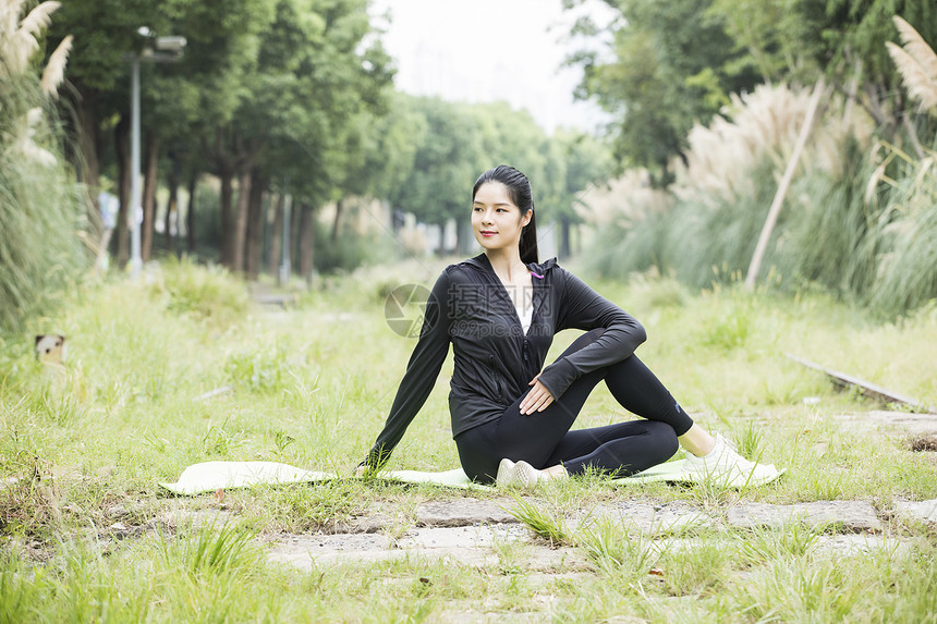 青年女性户外瑜伽图片