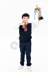 小学生获奖开心的举起奖杯图片