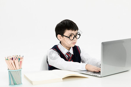 学习的男孩子儿童在线教育背景