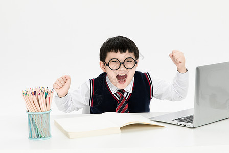 学习的男孩子儿童在线教育背景