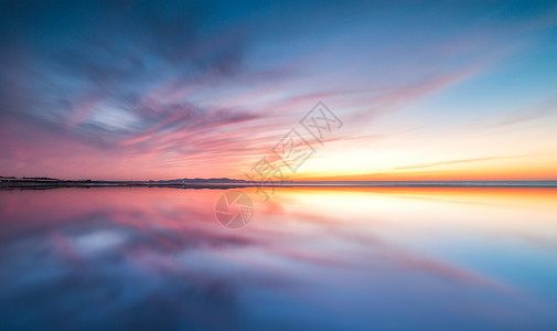 夕阳云彩素材平静湖面设计图片