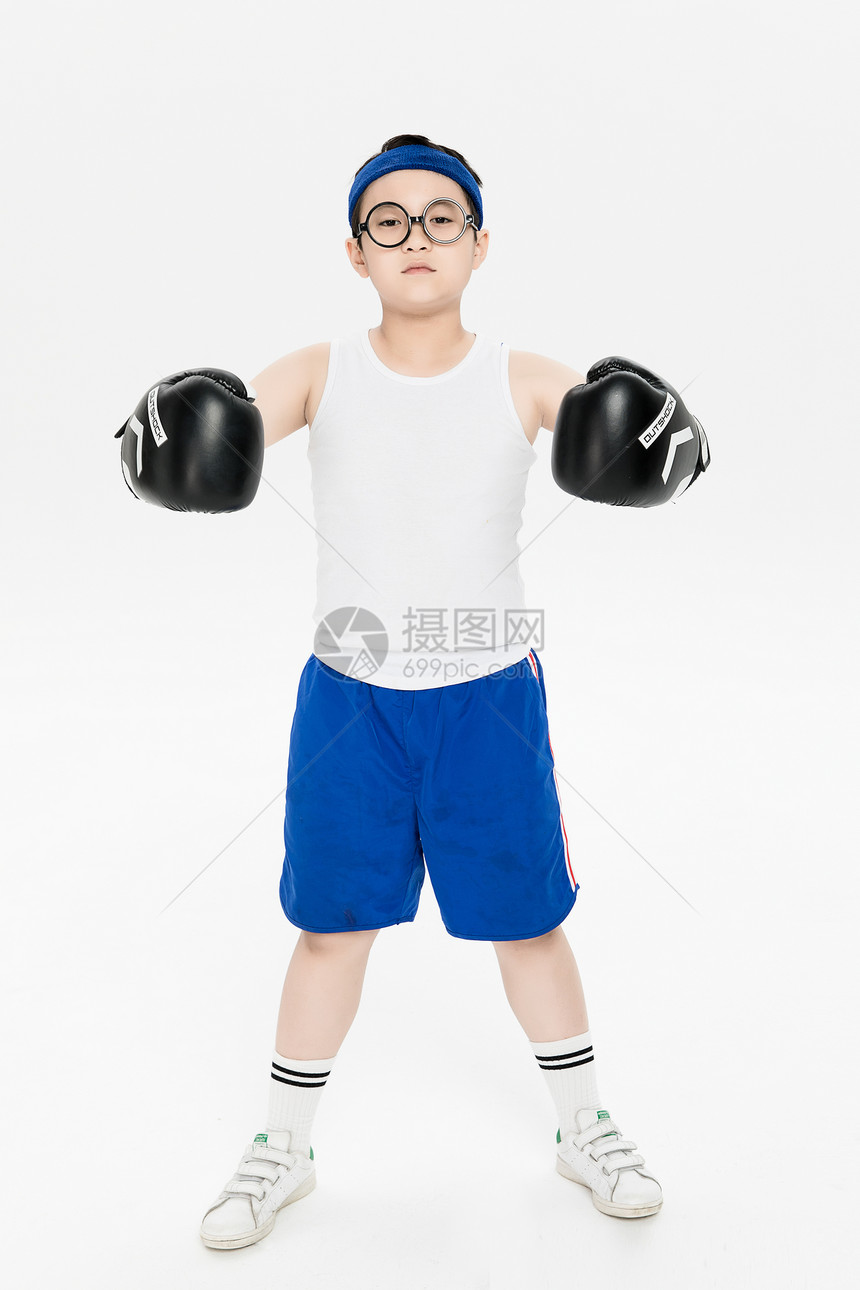 戴拳击手套做运动的小朋友图片