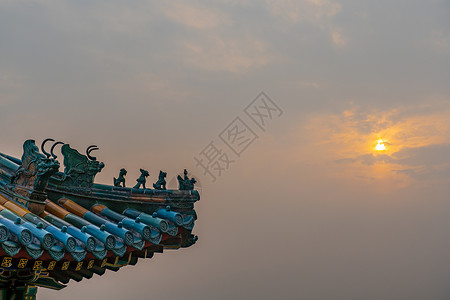 空中寺庙日落的宫殿飞檐背景