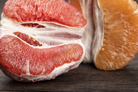 新鲜红柚果肉背景图片