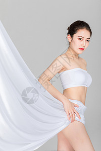 女胸部瘦身形体与丝绸背景
