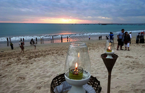 印尼风光海滩黄昏烛光迎晚霞高清图片