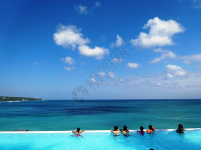 印尼巴厘岛无边泳池蓝天高清图片素材