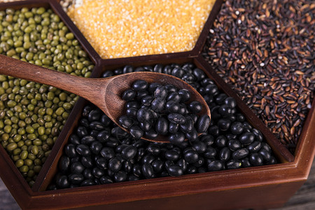 黑豆薏米黑糯米高清图片