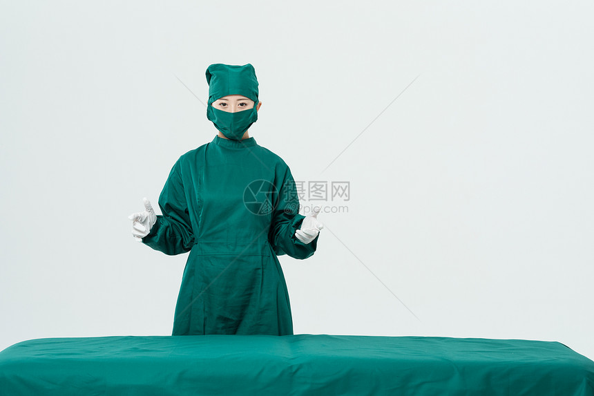 外科医生站在手术床前图片