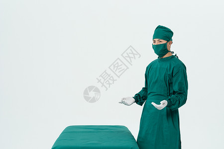 外科医生站在手术床前高清图片