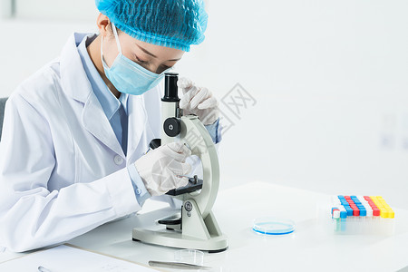 医疗研究使用显微镜科研人员使用显微镜背景