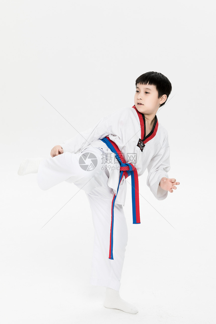 正在打跆拳道的小男孩图片