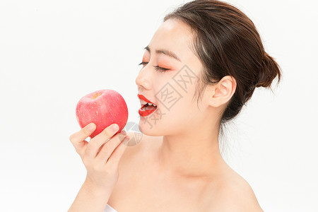 年轻美女吃苹果背景图片