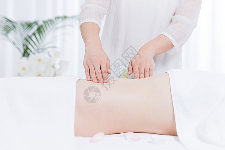 女性养生SPA腹部按摩图片