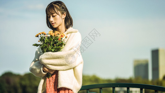 秋天花朵文艺清新美女手持花束背景