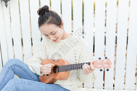 弹尤克里里的文艺女生背景图片