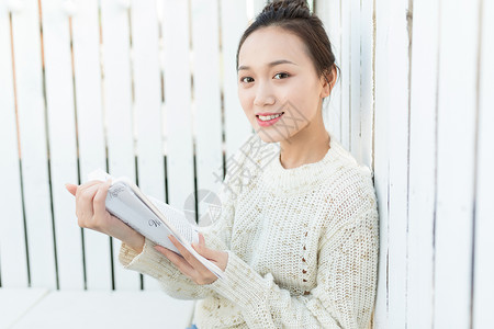 安静看书的文艺女生图片