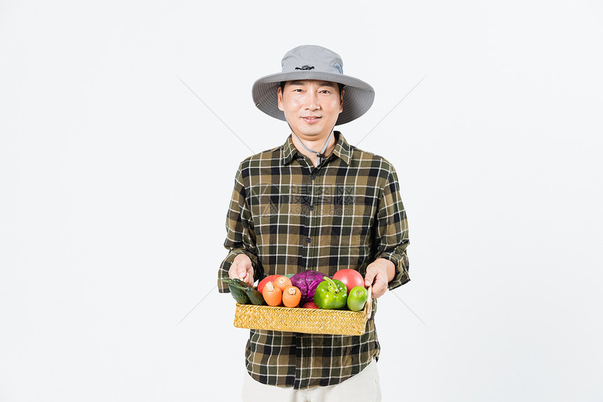 农民端着蔬菜篮子图片