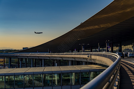 智能散发建筑与现代首都机场T3背景