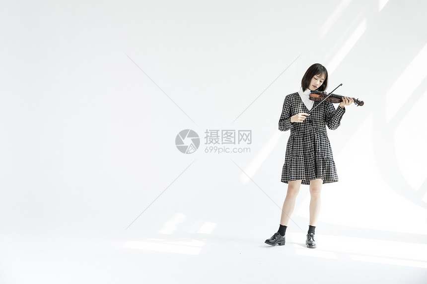 文艺女性拉小提琴图片