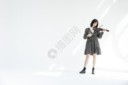 文艺女性拉小提琴背景图片