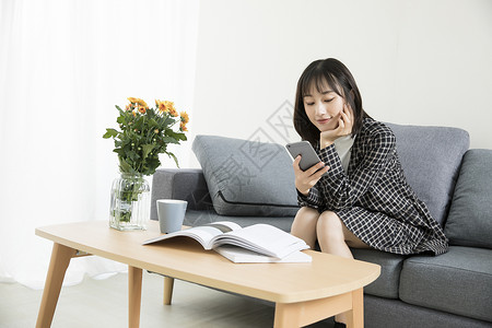 女性居家购物居家文艺女性玩手机背景