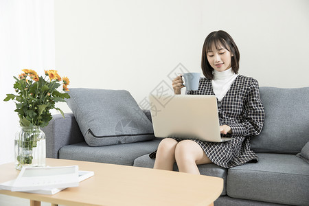 上网的女孩居家文艺少女玩电脑背景