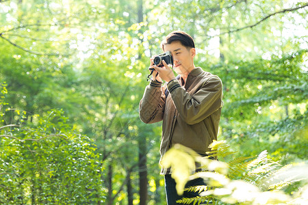 绿植丛林青年男性拍照背景