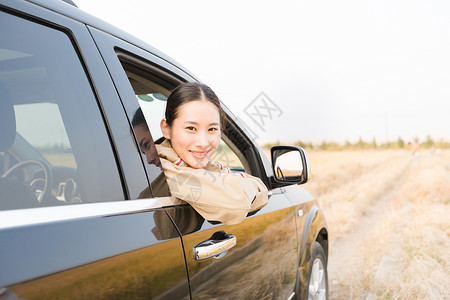 在路上的女人年轻人开车出行旅行背景