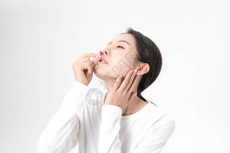 女性流鼻血刷牙容易出血高清图片