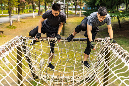 男子团体合作翻越障碍背景