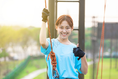 克服障碍女性高空素质拓展挑战形象背景