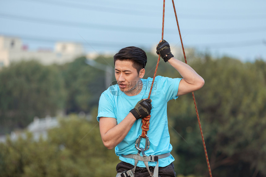 高空素质拓展男性形象图片