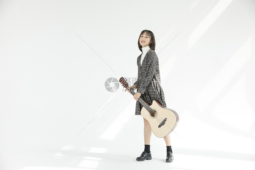 文艺女性弹吉他图片
