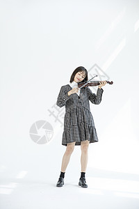 文艺女性拉小提琴图片