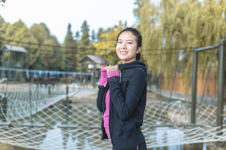 户外女性运动健身形象图片