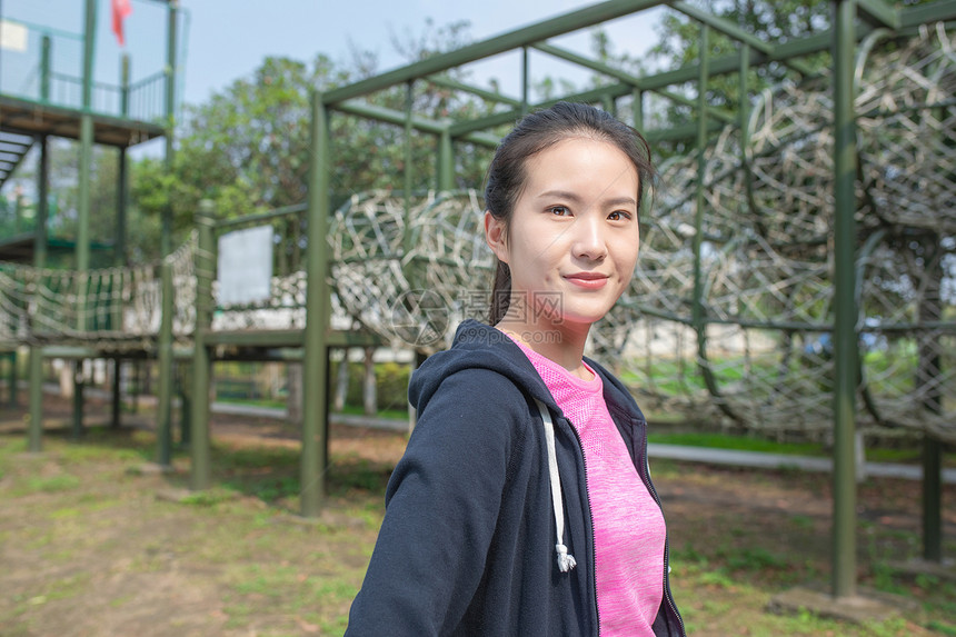 运动障碍拓展女性形象图片