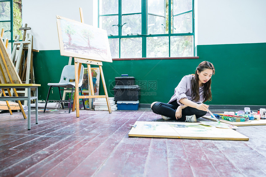 青春女孩坐地上画油画图片