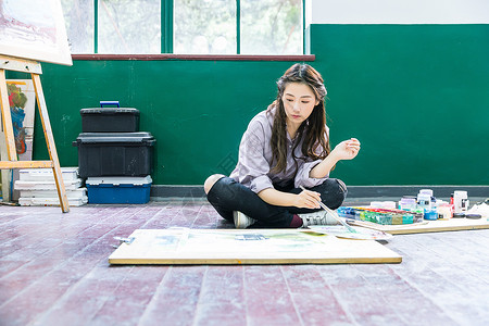 坐地上画画青春女孩坐地上画油画背景