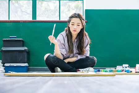 坐地上画画青春女孩坐地上画油画背景