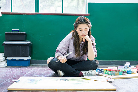 坐地上画画青春女孩坐地上画油画背景