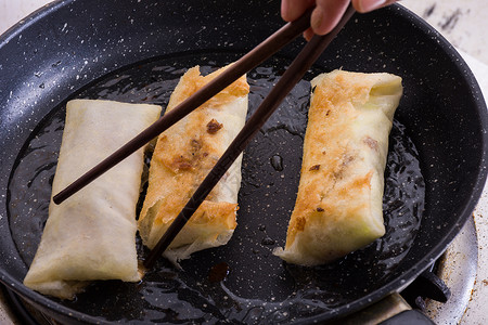 油炸春卷传统美食吃春饼高清图片