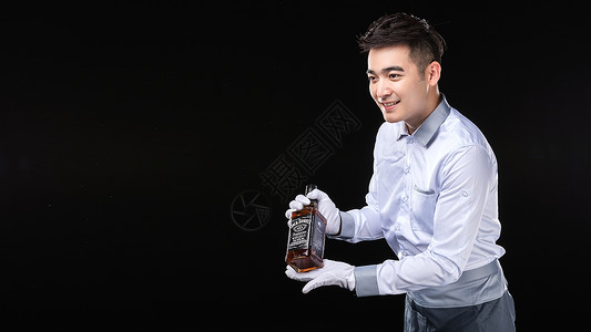男性服务员洋酒服务背景图片