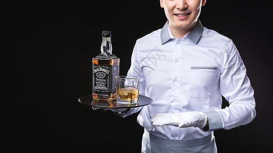 男性服务员洋酒服务背景图片
