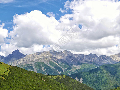 川西八美绵延巍峨的高原群山背景图片