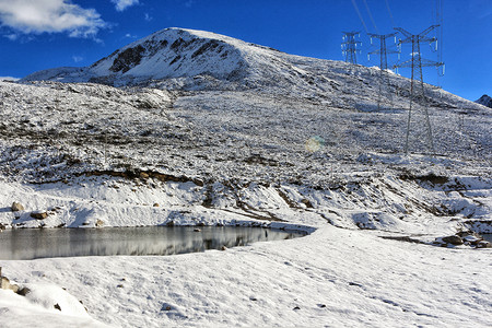川西雪后折多山上的湖泊背景图片