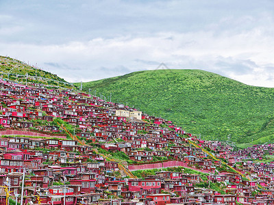 藏式房屋高原群山间的色达佛学院绛红房屋群背景