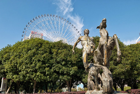 贺龙体育广场竞赛铜雕和亚洲大型城市摩天轮高清图片
