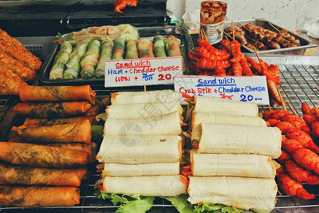 泰国清迈夜市的美味小食品摊高清图片